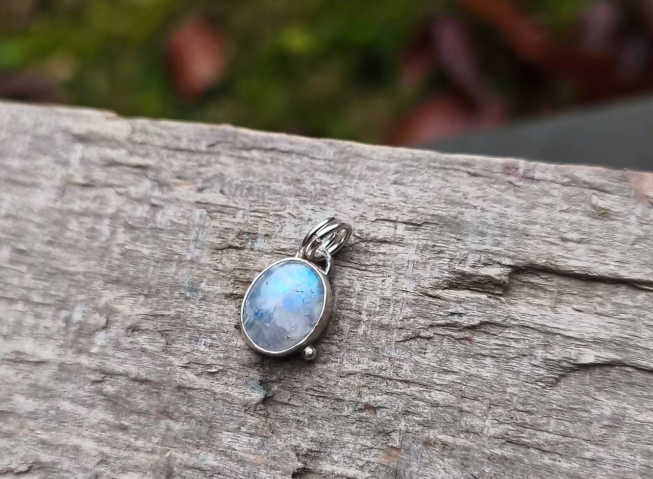 Strieborný Prívesok s Dúhovým Mesačným Kameňom