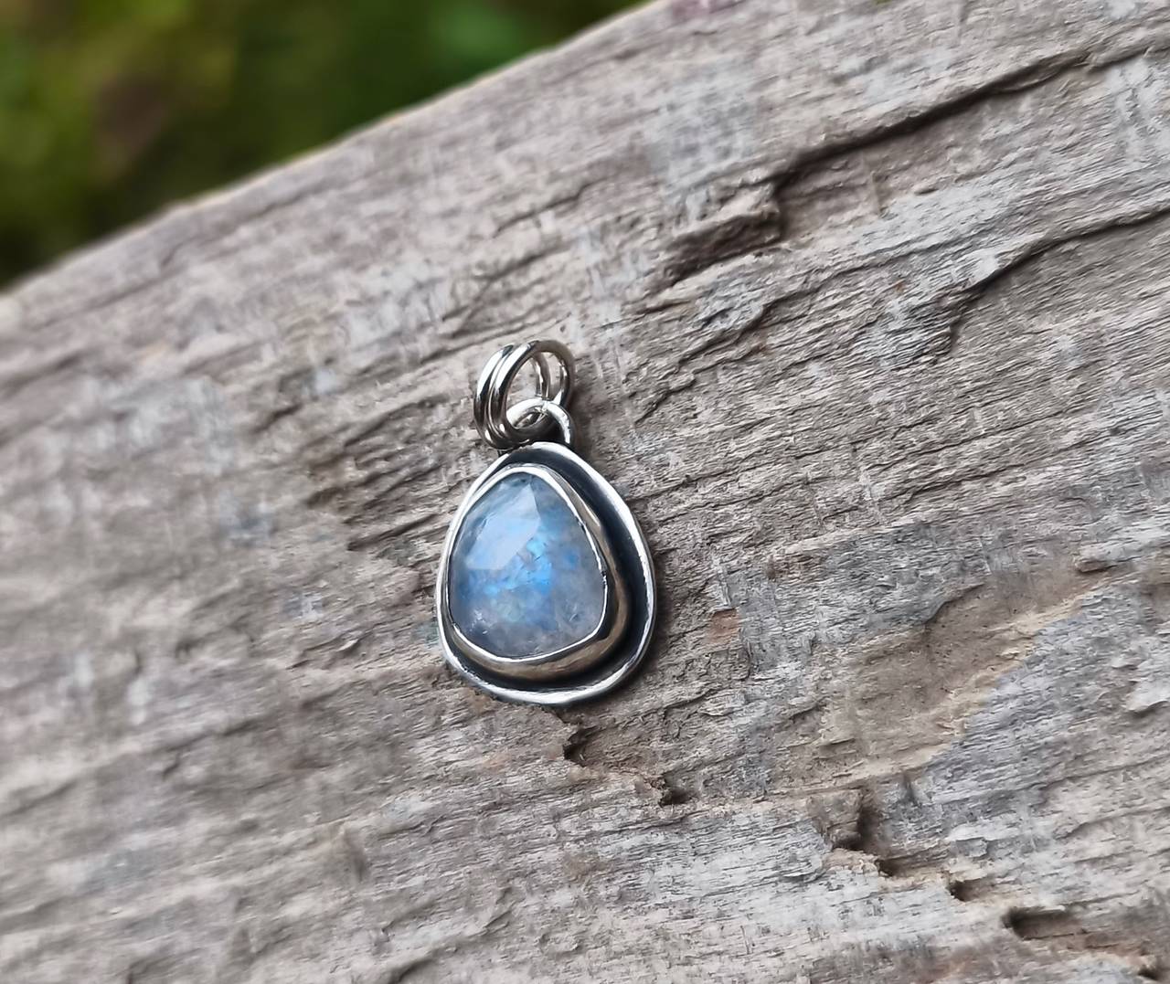 Strieborný Prívesok s Dúhovým Mesačným Kameňom