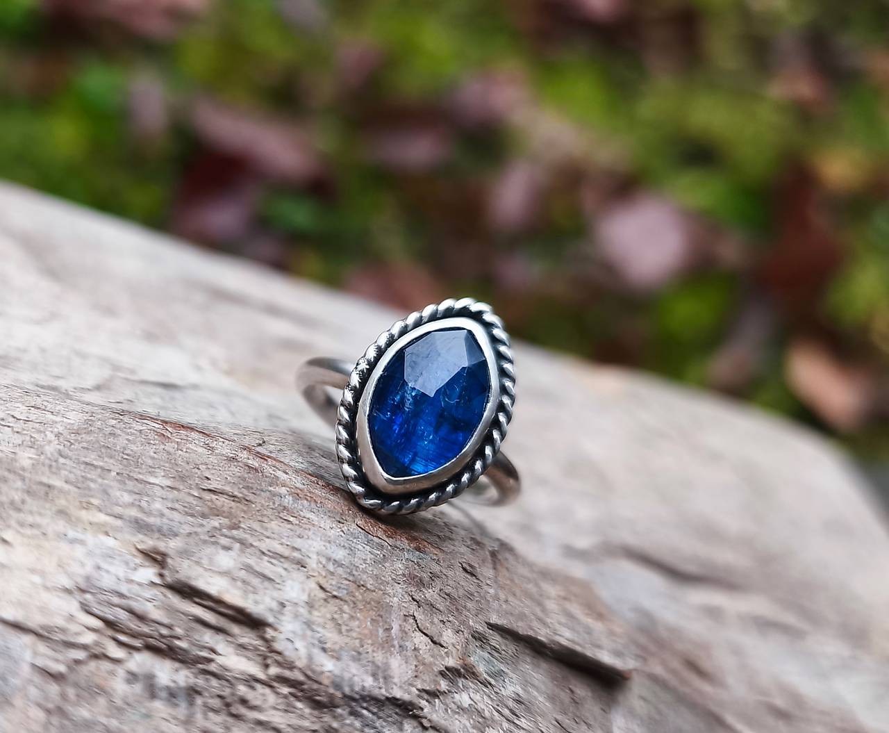 Strieborný Prsteň s Kyanitom