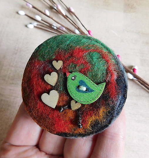 Brošne - plstená brošňa zaľúbený vtáčik / totálny výpredaj všetkého! - 17961066_