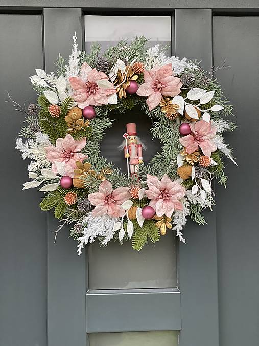 Vianočný veniec L 38cm na bielom prútenom základe na dvere vianočná dekorácia Venček