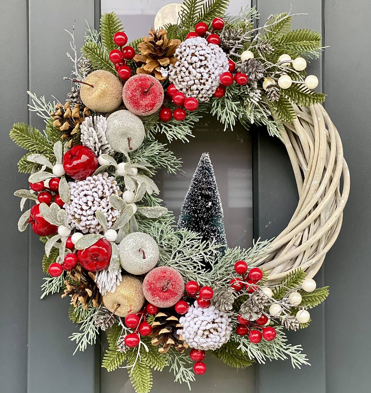Vianočný veniec 35cm na prútenom základe na dvere vianočná dekorácia Venček Polmesiac