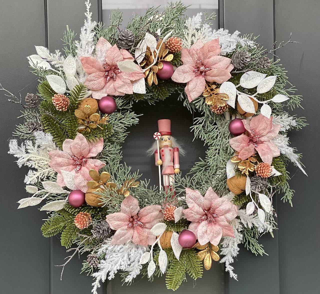 Vianočný veniec L 38cm na bielom prútenom základe na dvere vianočná dekorácia Venček