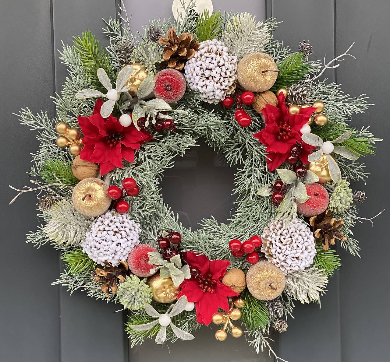 Vianočný veniec L 38cm na bielom prútenom základe na dvere vianočná dekorácia Venček