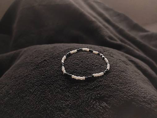 Náramky - Dámsky elastický náramok v čiernobielom prevedení - Opposite choice - 17963292_