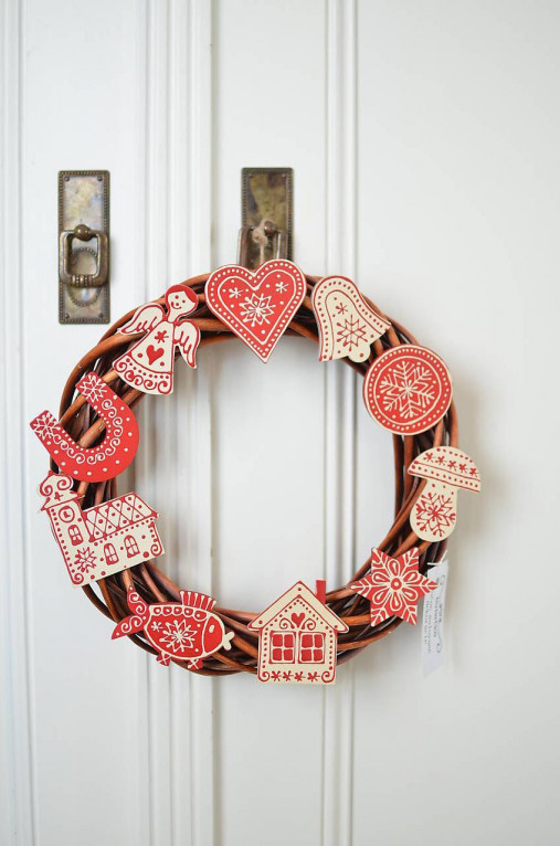 Dekorácie - Vianočný veniec s drevenými ozdobami menší - 17967339_