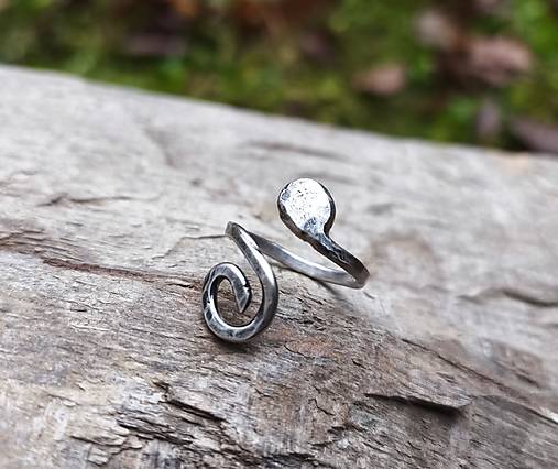 Strieborný Tepaný Prsteň