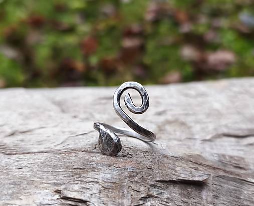 Strieborný Tepaný Prsteň