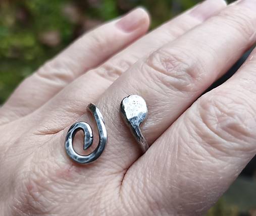 Strieborný Tepaný Prsteň