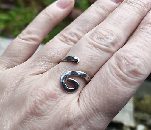 Strieborný Tepaný Prsteň