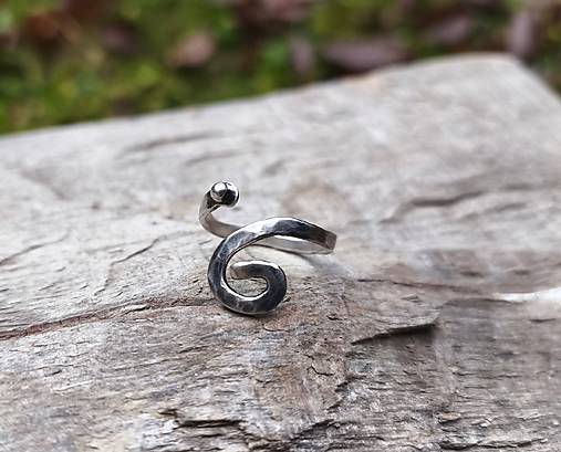 Strieborný Tepaný Prsteň