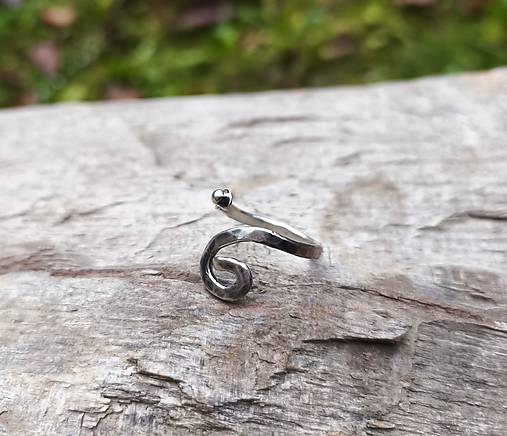 Strieborný Tepaný Prsteň