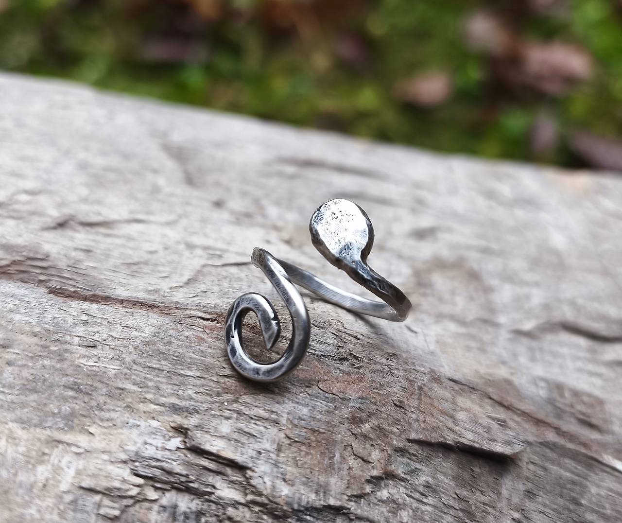 Strieborný Tepaný Prsteň