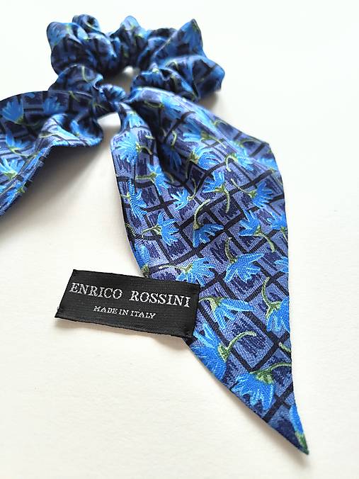 Maxi scrunchie hodvábna (Modrá s kvietkami)