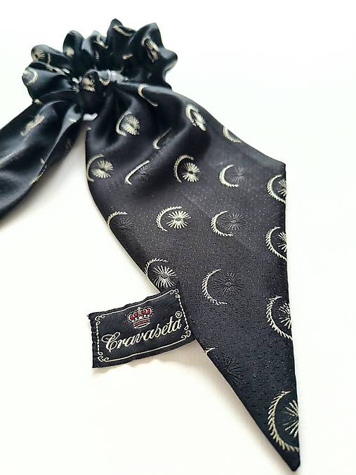 Maxi scrunchie asymetrická (Čierna s výšivkou)