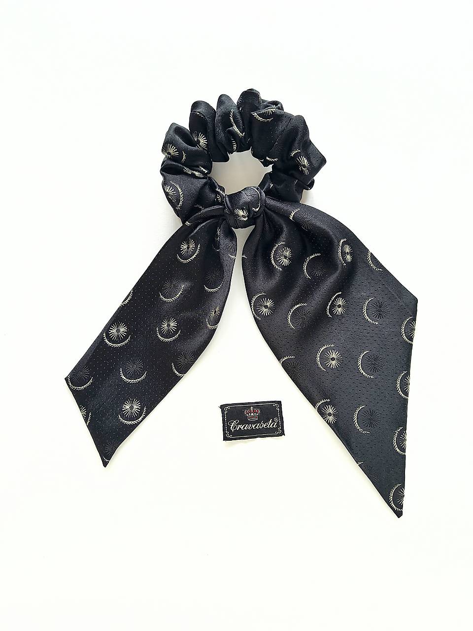 Maxi scrunchie asymetrická (Čierna s výšivkou)