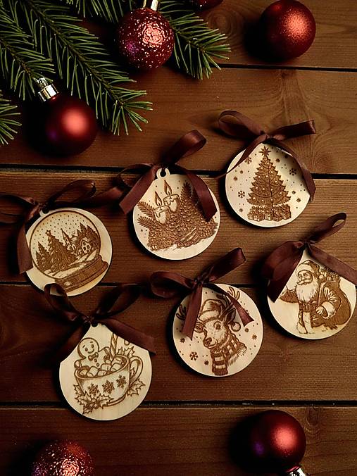 Dekorácie - Vianočné drevené gule (stromček, sob, snehová guľa, ikebana, perníkový mužík, Mikuláš), sada 6ks - 17966868_