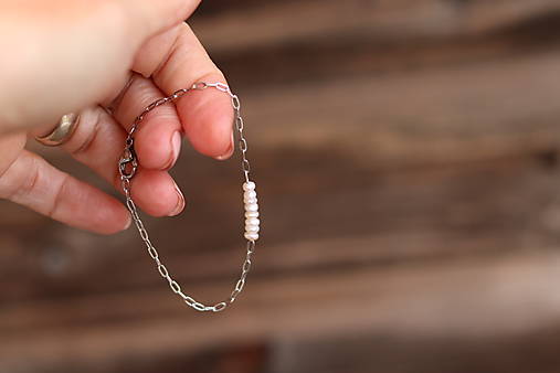 Retiazkový náramok s perlami