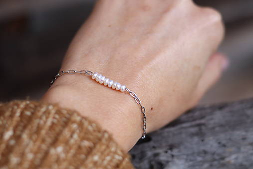 Retiazkový náramok s perlami