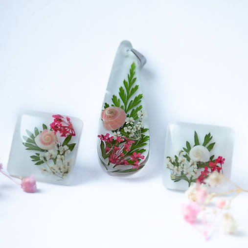 Náušnice - Živicový set "Romantická záhrada" – Biele šperky s kvetmi a morskou mušľou - 17965804_