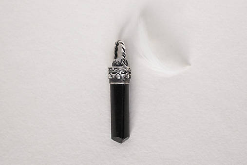 Strieborný amulet s turmalínom a mesačným kameňom - Ochranca