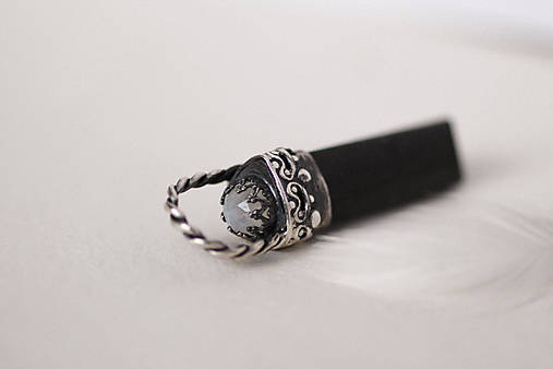 Strieborný amulet s turmalínom a mesačným kameňom - Ochranca