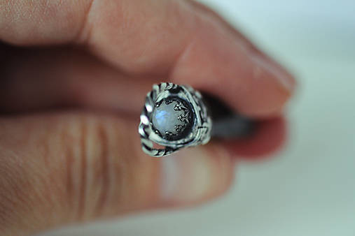 Strieborný amulet s turmalínom a mesačným kameňom - Ochranca