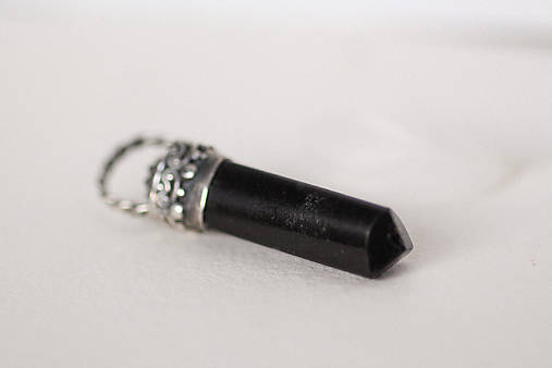 Strieborný amulet s turmalínom a mesačným kameňom - Ochranca