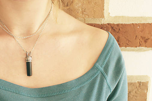 Strieborný amulet s turmalínom a mesačným kameňom - Ochranca