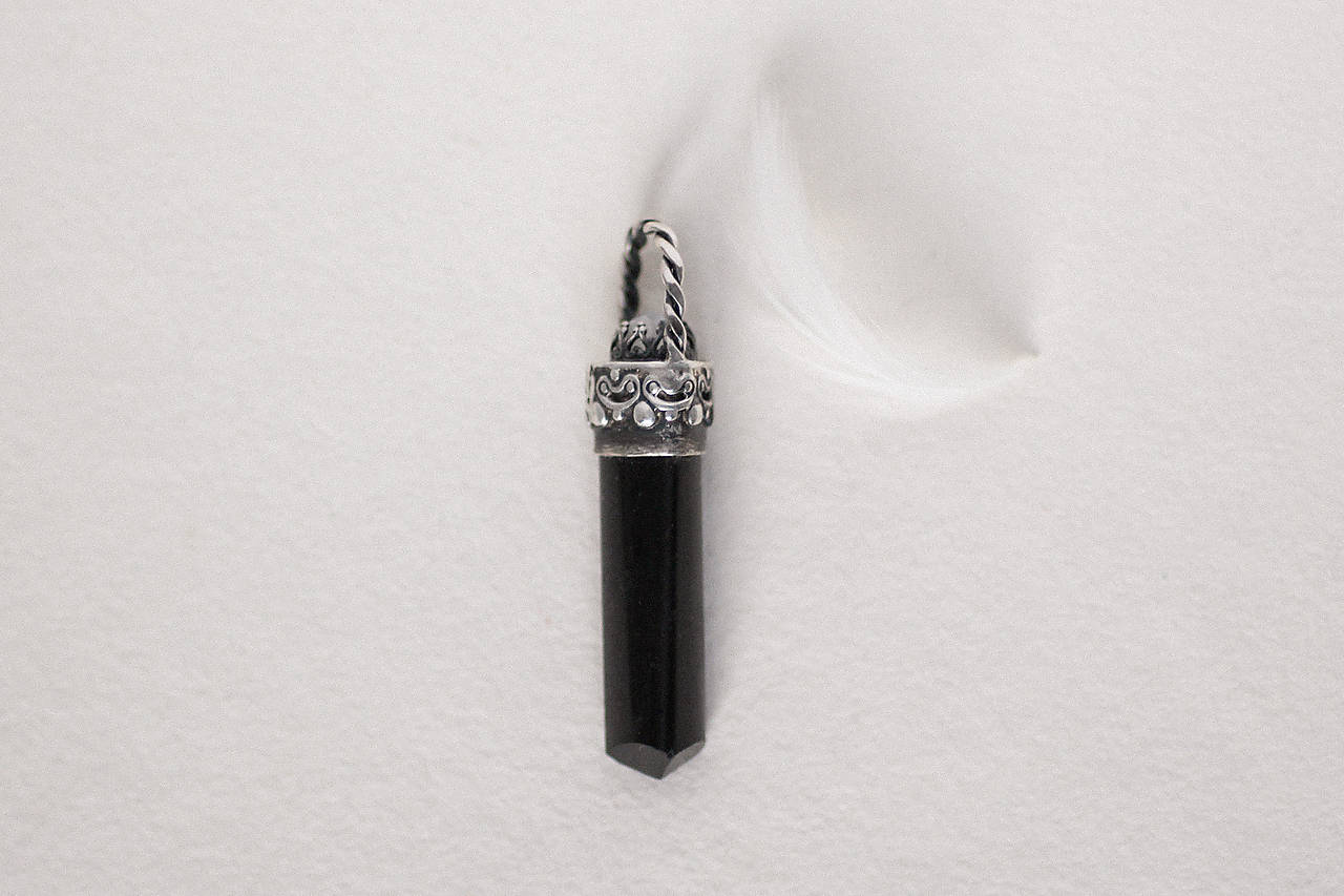 Strieborný amulet s turmalínom a mesačným kameňom - Ochranca