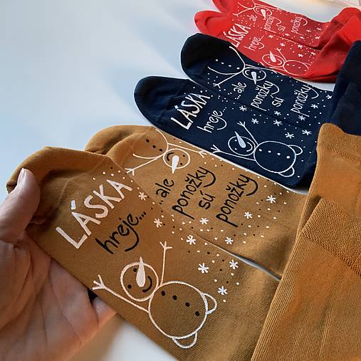 Maľované ponožky s nápisom “LÁSKA HREJE, ale ponožky sú ponožky :) (vianočne ladené horčicové)