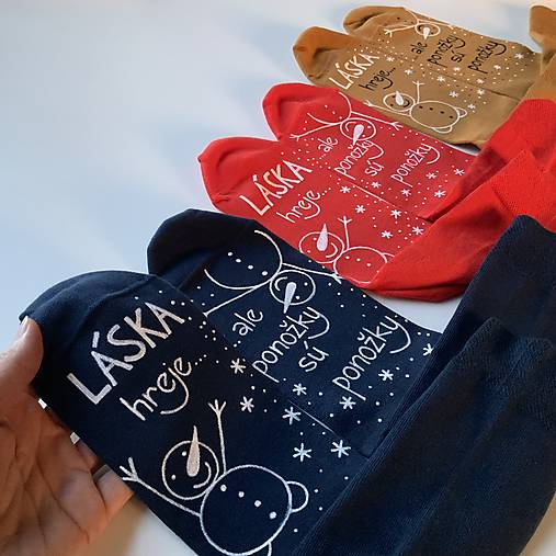Maľované ponožky s nápisom “LÁSKA HREJE, ale ponožky sú ponožky :) (vianočne ladené horčicové)