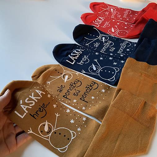 Maľované ponožky s nápisom “LÁSKA HREJE, ale ponožky sú ponožky :) (vianočne ladené horčicové)