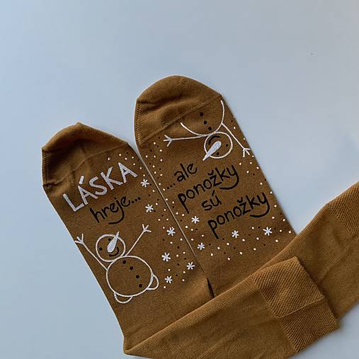 Maľované ponožky s nápisom “LÁSKA HREJE, ale ponožky sú ponožky :) (vianočne ladené horčicové)