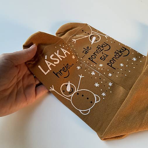 Maľované ponožky s nápisom “LÁSKA HREJE, ale ponožky sú ponožky :) (vianočne ladené horčicové)