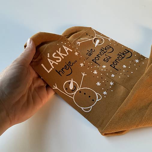 Maľované ponožky s nápisom “LÁSKA HREJE, ale ponožky sú ponožky :) (vianočne ladené horčicové)