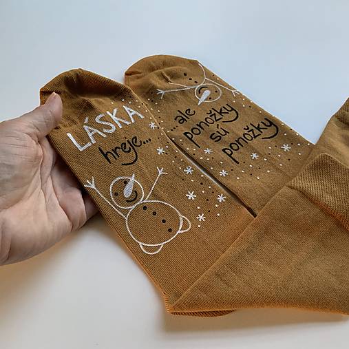 Maľované ponožky s nápisom “LÁSKA HREJE, ale ponožky sú ponožky :) (vianočne ladené horčicové)