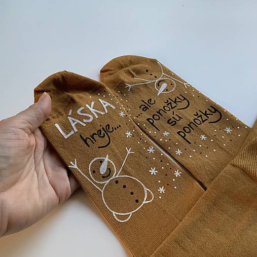 Maľované ponožky s nápisom “LÁSKA HREJE, ale ponožky sú ponožky :) (vianočne ladené horčicové)