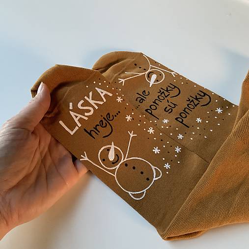 Maľované ponožky s nápisom “LÁSKA HREJE, ale ponožky sú ponožky :) (vianočne ladené horčicové)