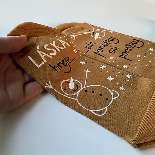 Maľované ponožky s nápisom “LÁSKA HREJE, ale ponožky sú ponožky :) (vianočne ladené horčicové)