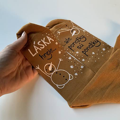 Maľované ponožky s nápisom “LÁSKA HREJE, ale ponožky sú ponožky :) (vianočne ladené horčicové)
