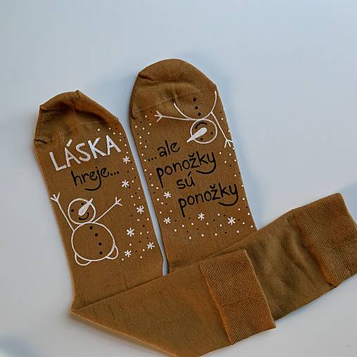 Maľované ponožky s nápisom “LÁSKA HREJE, ale ponožky sú ponožky :) (vianočne ladené horčicové)