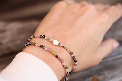 Tenký náramok z minerálu turmalín