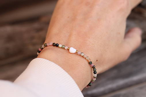 Tenký náramok z minerálu turmalín