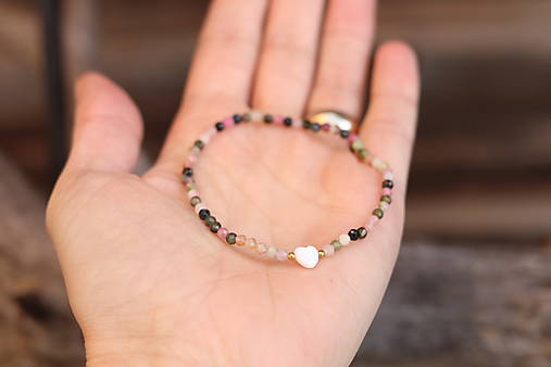 Tenký náramok z minerálu turmalín