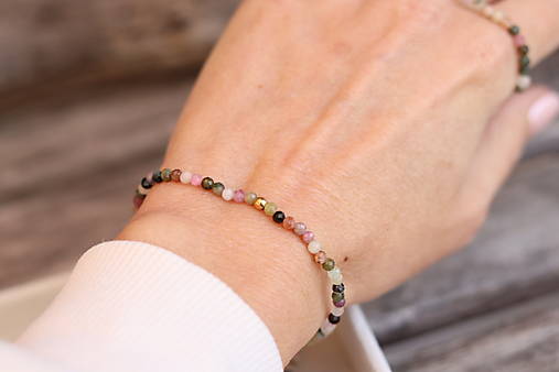 Tenký náramok z minerálu turmalín