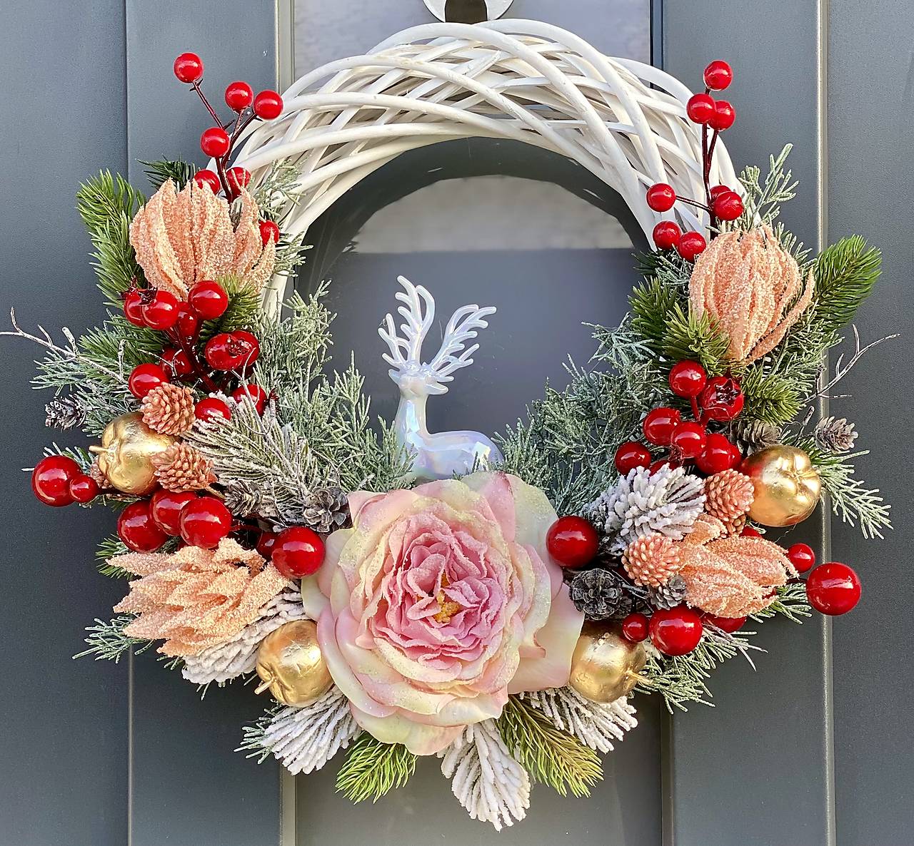 Vianočný veniec 35cm na bielom prútenom základe na dvere vianočná dekorácia Venček