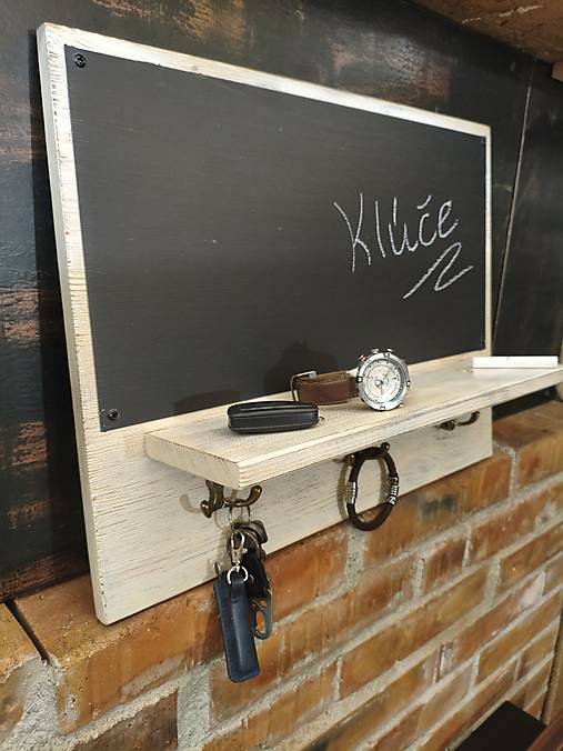 Nástenný vešiak na klúče s tabulou