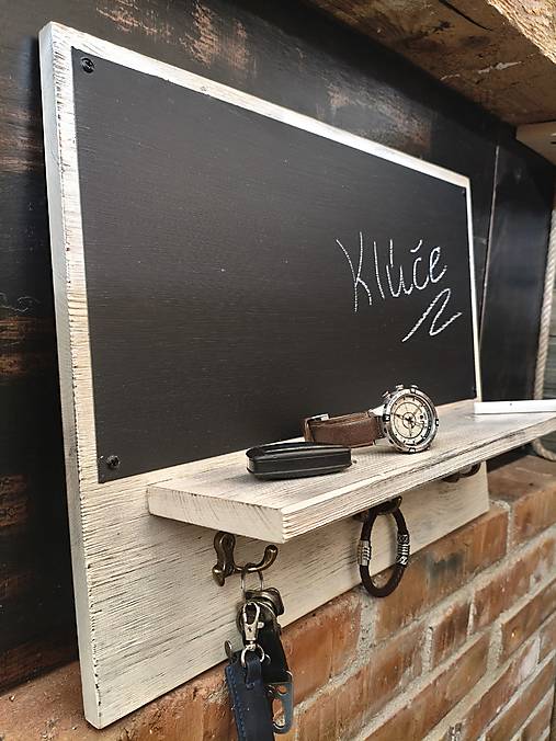 Nástenný vešiak na klúče s tabulou
