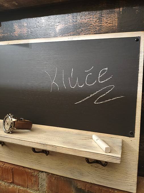 Nástenný vešiak na klúče s tabulou